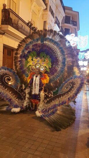 Die Wagen sind wohl sehr schwer zu ziehen, man sieht es den Frauen an wie sie sich quälen
