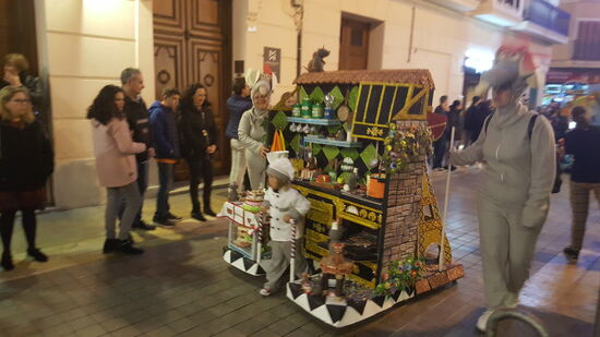 Hier ein junger Koch, der die Küche hinter sich herzieht...
