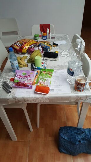 Unser „Esstisch“, der immer reich gedeckt ist, mit allerlei „Knabbereien“