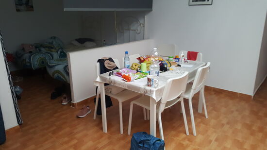 Mal ein paar Aufnahemen von unserem bescheidenen Loft—dies ist der Eingangsbereich und hinter dem Tisch befinden sich 2 Betten