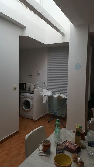 Links geht es in die kleine Küche. Zum Glück gab es im Flur noch einen Spiegel, sonst wäre es richtig zeitkritisch morgens geworden.