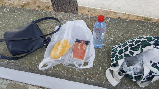 Zusammen mit Mineralwasser ist das unser Frühstück als wir die Höhle von Nerja erreichen.