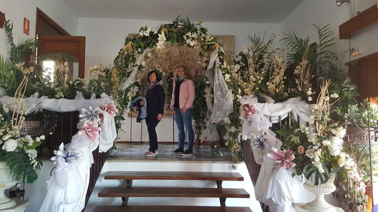 Hier machen wir im dekorierten Saal ein Spaß-Bild vom „Braut Paar“