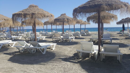Wir schlecken noch unser tägliches Eis auf der Bank der Strandpromenade