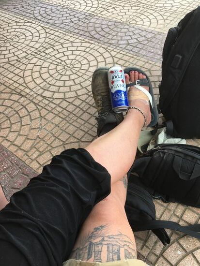 ...die hat leider gerade geschlossen, und so hocken wir uns davor und begutachten unsere “Backpackerfüße”