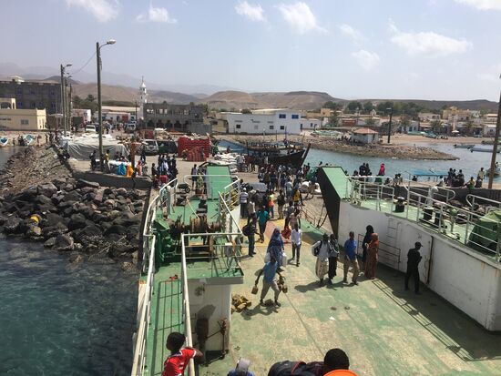 Wir sind als erste auf dem Schiff und beobachten das Treiben..