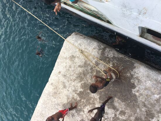 Die Jungs spielen hier gefährliche Spiele, indem sie vom Beckenrand ins Wasser springen und zwischen Schiff und Beckenrand hochkrabbeln. Wenn sich das Schiff bewegt, würden sie zerquetscht werden