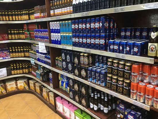 Lieber kaufen wir uns hier für wenig Geld (2,50 Euro) eine Büchse Bier und suchen die Pizzabude auf....
Hier in Djibouti-Stadt kann man einigermaßen günstig Bier kaufen. In Tadjoura dagegen such man vergeblich nach solchen Quellen..
Es gibt auch eine große Auswah , meist französisches oder holländisches