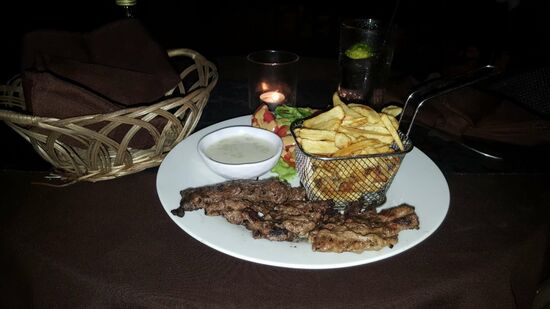 Heute Abend esse ich im benachbarten französichen Restaurant Kamelsteaks mit French fries und Käsesoße