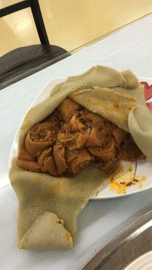 ...und die hiesige Fastenspeise: Injera  mit der scharfen Gewürzcreme, gerollt und klein geschnitten.
