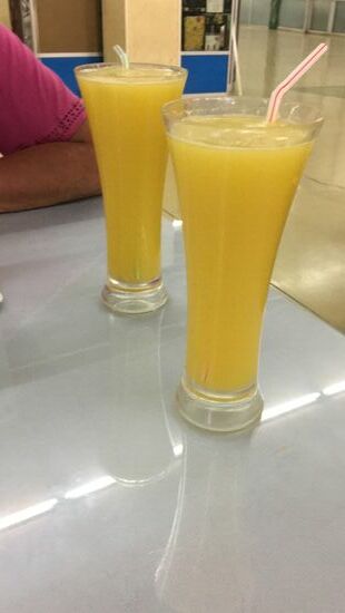 Am Airport in Addis gönnen wir uns eine ausgiebige Mahlzeit und ffrisch gepressten O-Saft