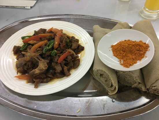 Injera mit Rindfleisch...