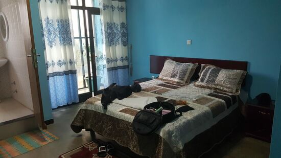 Unser Zimmer—sehr schick und es gibt warmes Wasser!