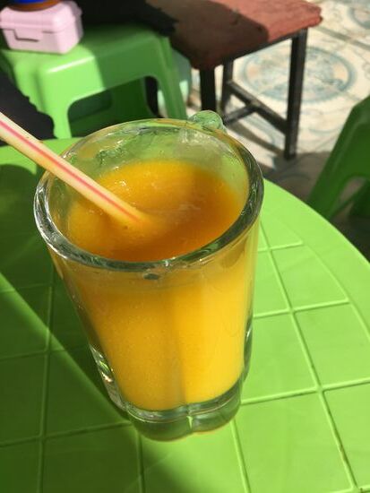 Beim anderen Nachbarn gibt es Mangojuice. Der wird hier nur aus Mangos gemacht und kostet nur 25 Birr (weniger als 1 Euro)
