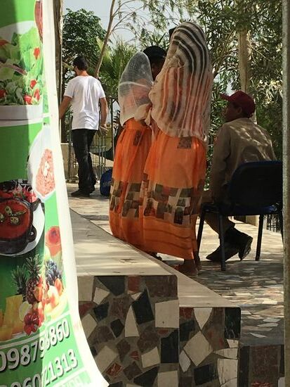 Diese hübsch ausstaffierten Damen arbeiten in der Bank....