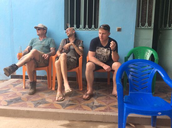 Ralle schmunzelt, wenn er von seinem Job berichtet, denn er kennt die Reaktion der Leute in Bezug auf seinen Beruf und sein Äußeres...