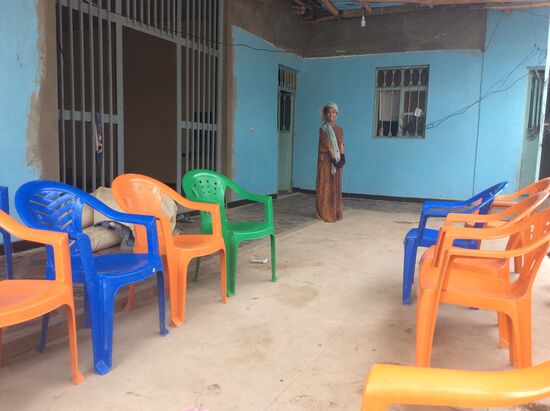 Auf die Stühle stürzt sich gleich eine Horde von jungen Leuten...
Hier ist der erste Stop vor der harten Tour durch die Wüste,,,