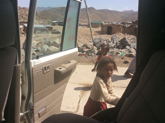 Noch mal ein Stop in einem Dorf....und wieder stürzen sich die Kinder auf uns...