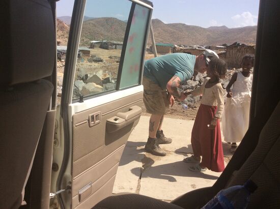 ...aber respektvoll halten sie Abstand, und kommen nicht ins Auto...