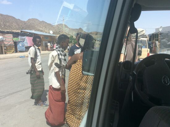 ....auch größere Kinder möchten etwas sehen oder abgreifen...