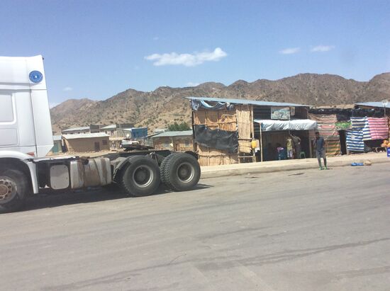 Dann geht es weiter...endlose Straße....zum Glück haben wir AC im Jeep—aber die schafft es kaum die Temperatur ins Erträgliche zu steuern ...