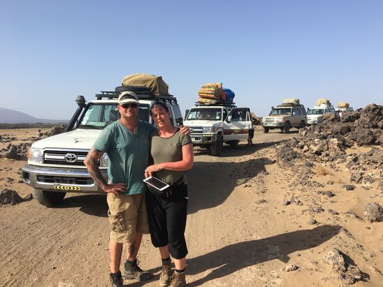 Ein Pipi-Stop in der Geröllwüste. Unser Fahrer ist der Erfahrendste, deshalb machen wir den Vorreiter...