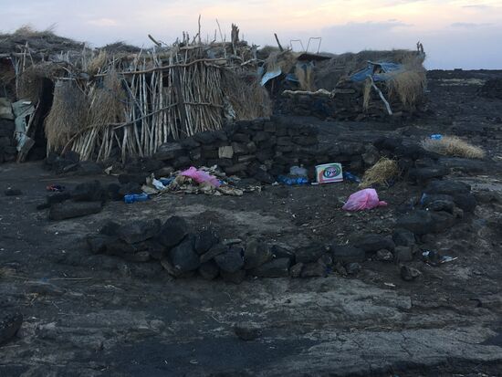 Es ist ein Bild des Jammers: hinter der Mauer des Camps: Müll, Müll....und unser Guide warnt uns schon vor—was uns oben erwartet und bittet uns, dass wir doch jeder nur EIN Teil mit hinunternehmen...