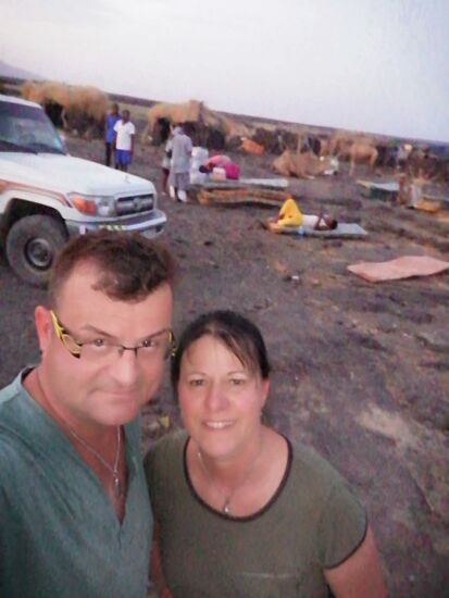 Hier ist erstmal Stop for dinner....die Kamele werden beladen, denn von hier gehts zu Fuß zum Vulkan hoch...