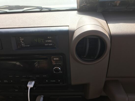 48 Grad Außentemperatur!!! Und innen...??? Keine Ahnung...wir schwitzen!!
Und wir fahren teilweise im Schneckentempo über das Geröll....endlos werden wir durchgeschüttelt...