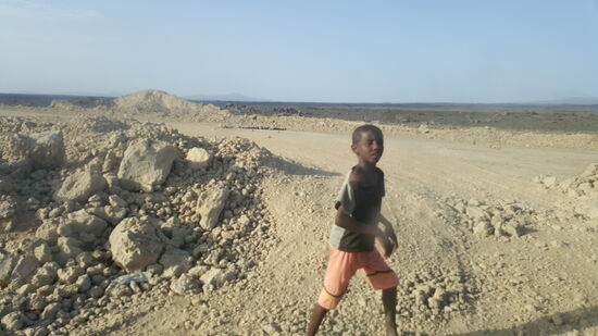 Unterwegs immer wieder einzelne kleine Dörfer und Kinder die hinter unseren Jeeps herlaufen...