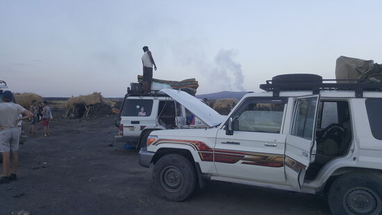 Die Jeeps werden entladen, die Kamele beladen, denn von hier gehts noch 3 Stunden zu Fuß hinauf...