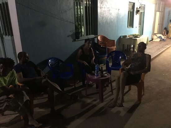 Wir sitzen noch lange in lustig-gemütlicher Runde zusammen und quatschen.
Das Beste: es gibt keine Mücken!