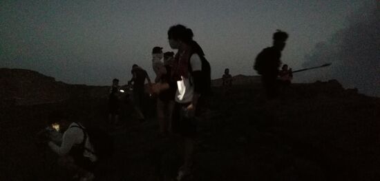 Nachdem wir nun nochmal 30 Minuten mit Taschenlampen bis zum Kraterrand gegangen sind—sehen wir: Nichts!