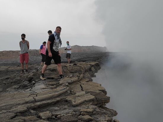 Es ist schon ein komisches Gefühl, auf dieser Platte zu stehen, die dünn wie eine Eierschale wirkt und über dem brodelnden Vulkan ragt...
