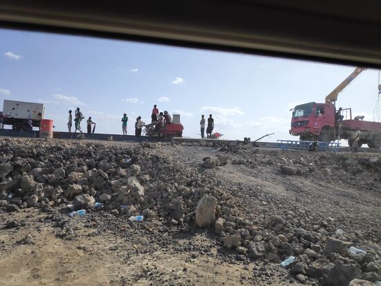 Hier bauen die Chinesen eine neue Straße durch die Wüste