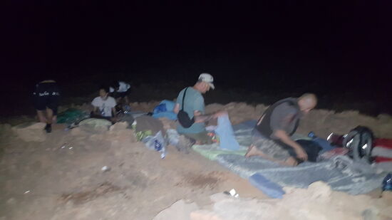 Um 4 Uhr werden wir geweckt—d.h. Wer ohnehin nicht wach war wurde geweckt...