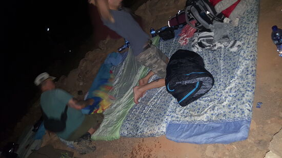 Schnell alles zusammenräumen und dann heißt es: Aufbruch zum Rand des Kraters, in der Hoffnung dass der Rauch verflogen ist und wir das Feuer sehen.