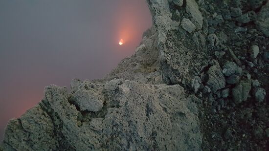 Manchmal kann man einen Blick auf ein Stück Feuer erhaschen