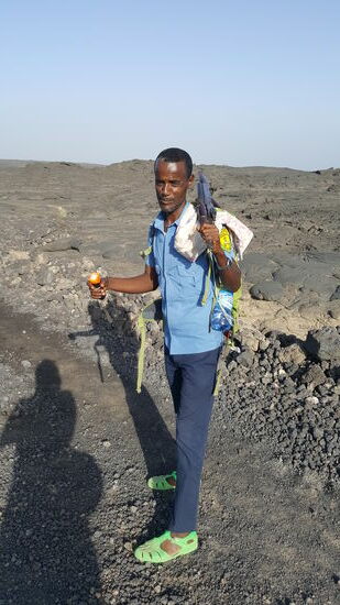 Er ist so nett und trägt unseren Rucksack