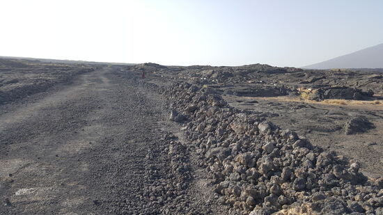 Die Gruppe zieht sich auseinander —erst gegen 9.30 Uhr trudeln die letzten ein.
Es gibt noch eine Dusche vom Fahrer aus dem mitgebrachten Wasserkannister und dann stürzen sich alle aufs Frühstück