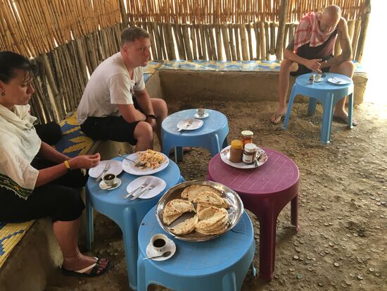 Bald gibt es auch ein kleines Frühstück für uns vier „Deutschländer“