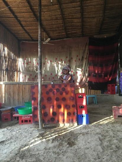 Die Wirtin hinter dem Tresen.............