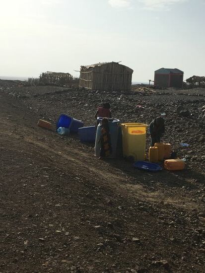 Hier in einem der abgeschiedenen Dörfer kommt doch tatsächlich die Illusion der Mülltrennung auf..???Nein—die Tonnen sind mit Wasser gefüllt!