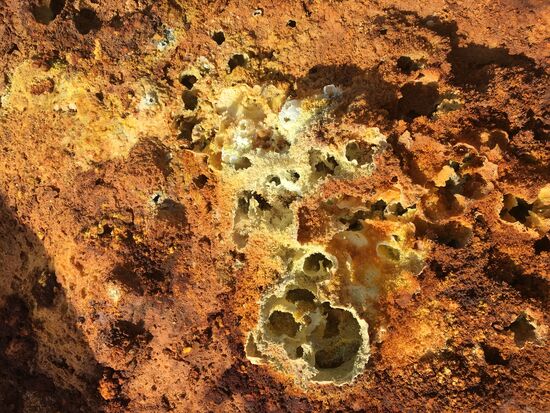 ...es blubbert aus „Löchern“...leider kann man keine Videos einstellen