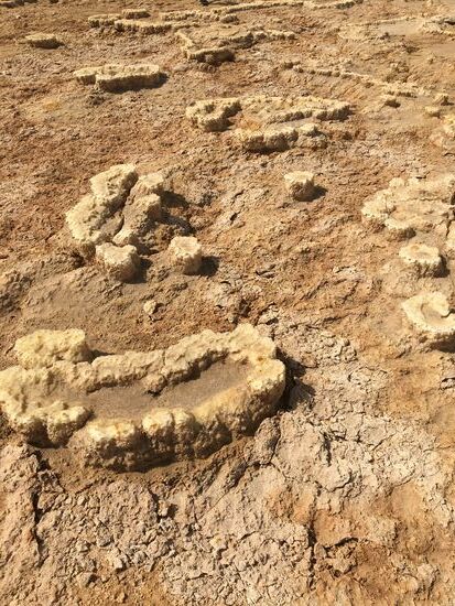 Die Salzverkrustungen sehen aus, wie geronnenes Gänsefett vom Weihnachtsbraten