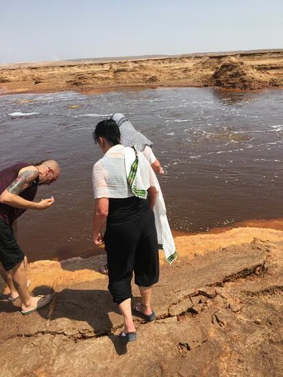 Wir kommen an einen kleinen Schwefelsee—auch hier blubbert es. Das Wasser ist ölig und soll gut für die Haut sein...