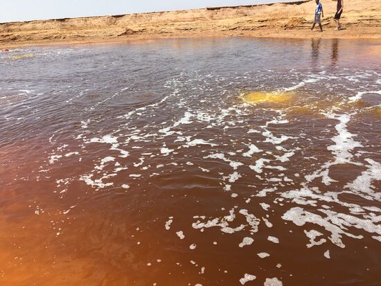 Unser Guide erzählt uns, dass aus diesem See Vögel trinken, dann am anderen Ende des Sees den Schatten aufsuchen und dort jämmerlich verenden.
