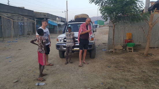 Leider wird hier viel gebettelt. Die Kinder und Jugendlichen wissen, dass hier immer die Touris stoppen