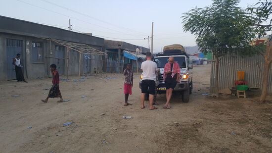 Sie sind schwer abzuwimmeln. Spaßeshalber zeigen wir auf den vielen Müll der herumliegt—aber da stoßen wir natürlich auf taube Ohren..