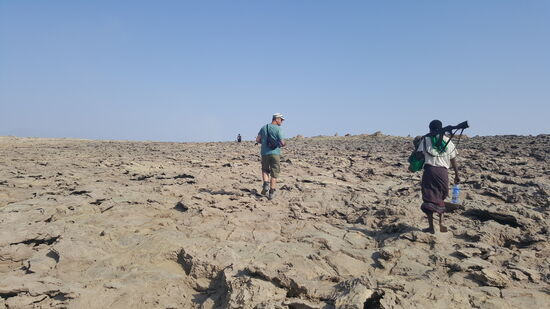 An einem Sammelpunkt steigen wir aus und gehen zu Fuß über die Salzkruste